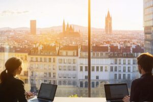 Agence traditionnelle ou en ligne : quelle est la meilleure option pour acheter à Lyon ?